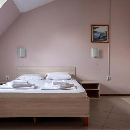 аугуста 7 בית הארחה