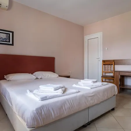 аугуста 7 בית הארחה