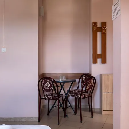 аугуста 7 בית הארחה 3*