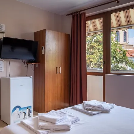 аугуста 7 בית הארחה היסריה