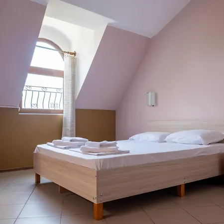 аугуста 7 בית הארחה